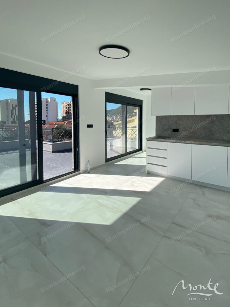 novyj sovremennyj dom s bassejnom i vidom na more v bare 13