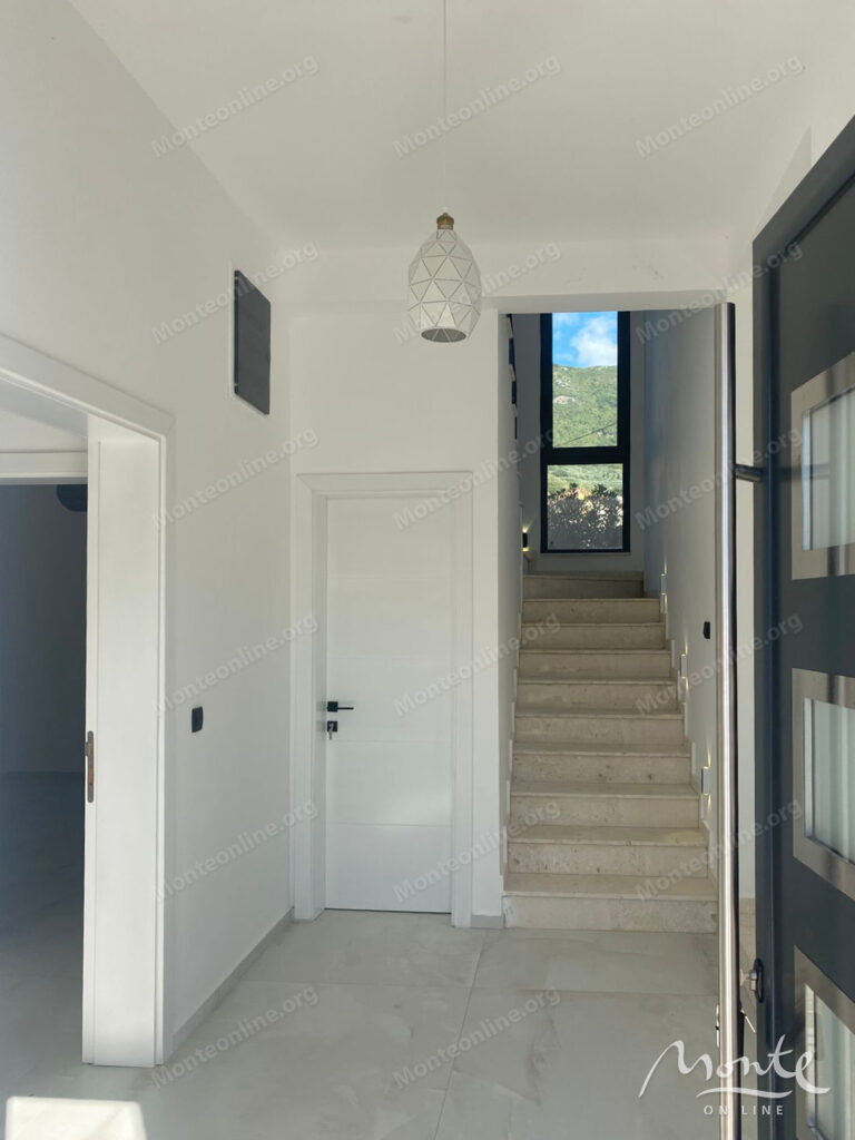 novyj sovremennyj dom s bassejnom i vidom na more v bare 15