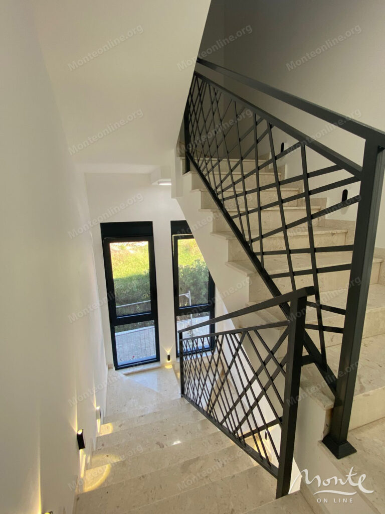 novyj sovremennyj dom s bassejnom i vidom na more v bare 18