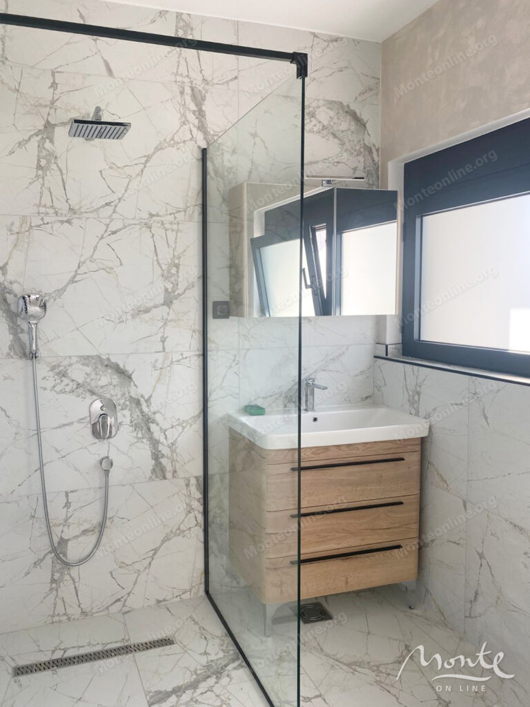 novyj sovremennyj dom s bassejnom i vidom na more v bare 19