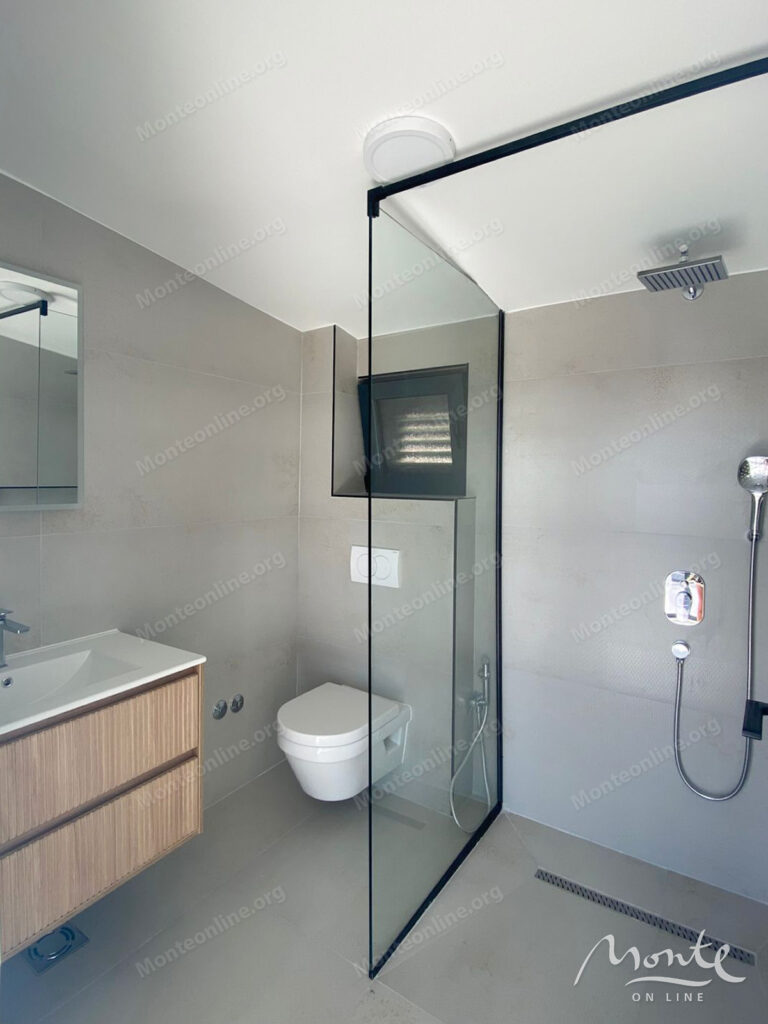 novyj sovremennyj dom s bassejnom i vidom na more v bare 23