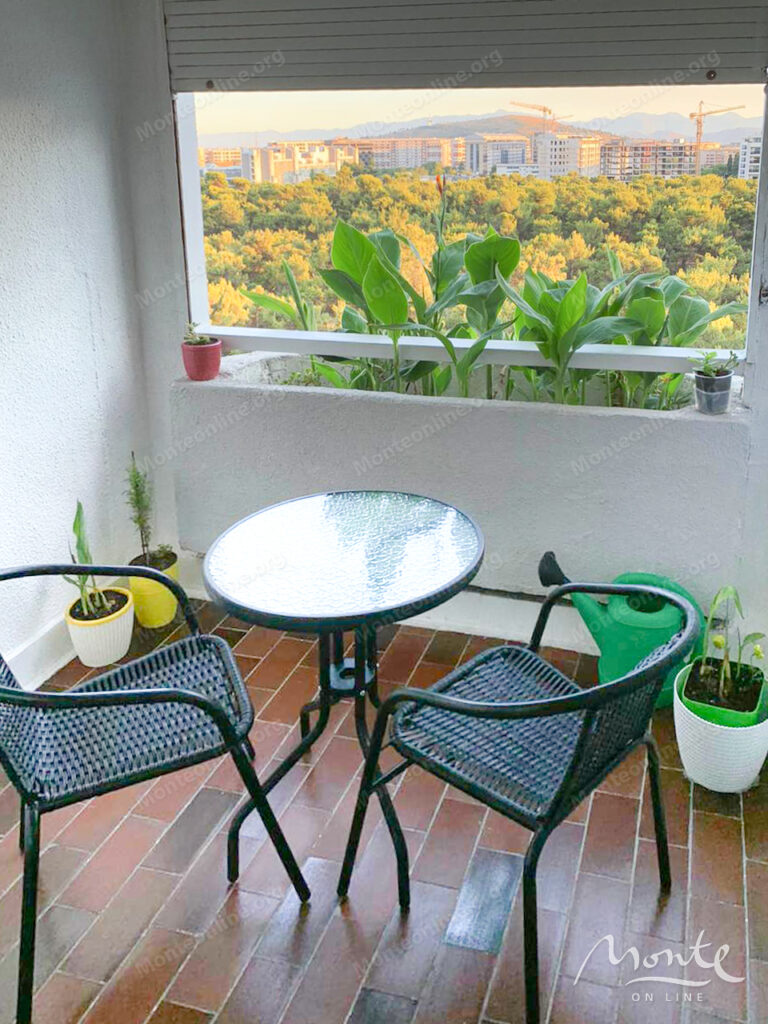 prostornaya kvartira s 2 spalnyami i 2 terrasami v zelyonom rajone podgoriczy 02