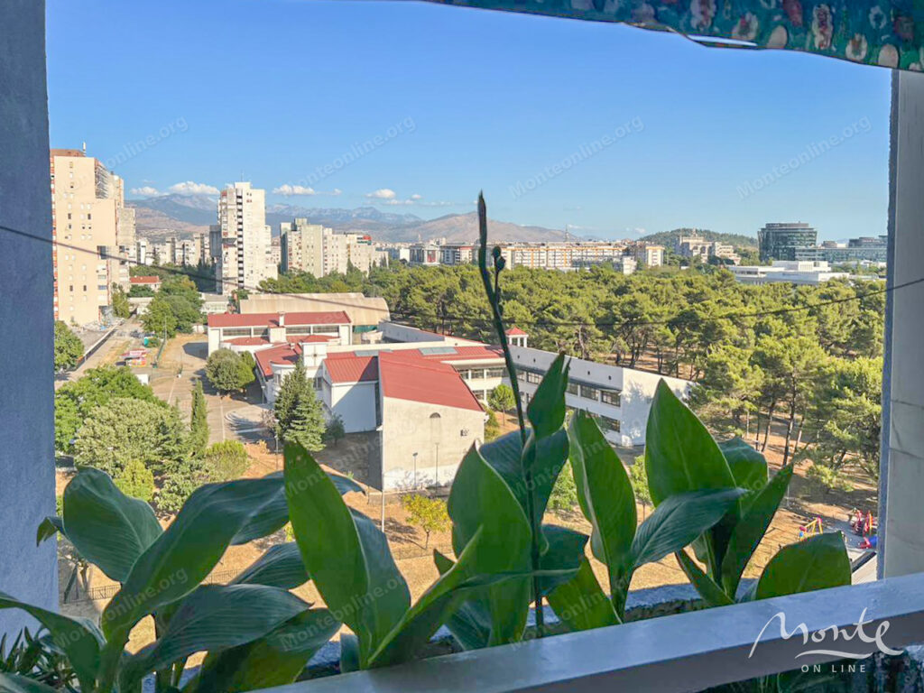 prostornaya kvartira s 2 spalnyami i 2 terrasami v zelyonom rajone podgoriczy 10