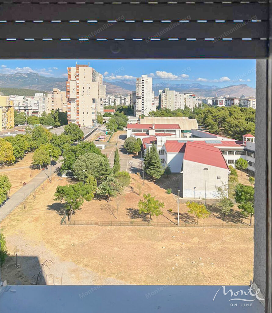 prostornaya kvartira s 2 spalnyami i 2 terrasami v zelyonom rajone podgoriczy 11