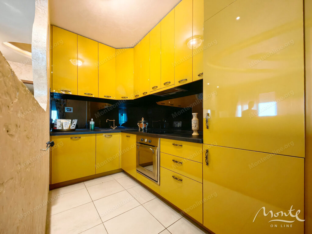 prostornaya meblirovannaya kvartira s 3 spalnyami v czentre podgoriczy 09