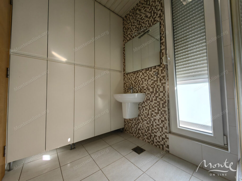 prostornaya meblirovannaya kvartira s 3 spalnyami v czentre podgoriczy 19