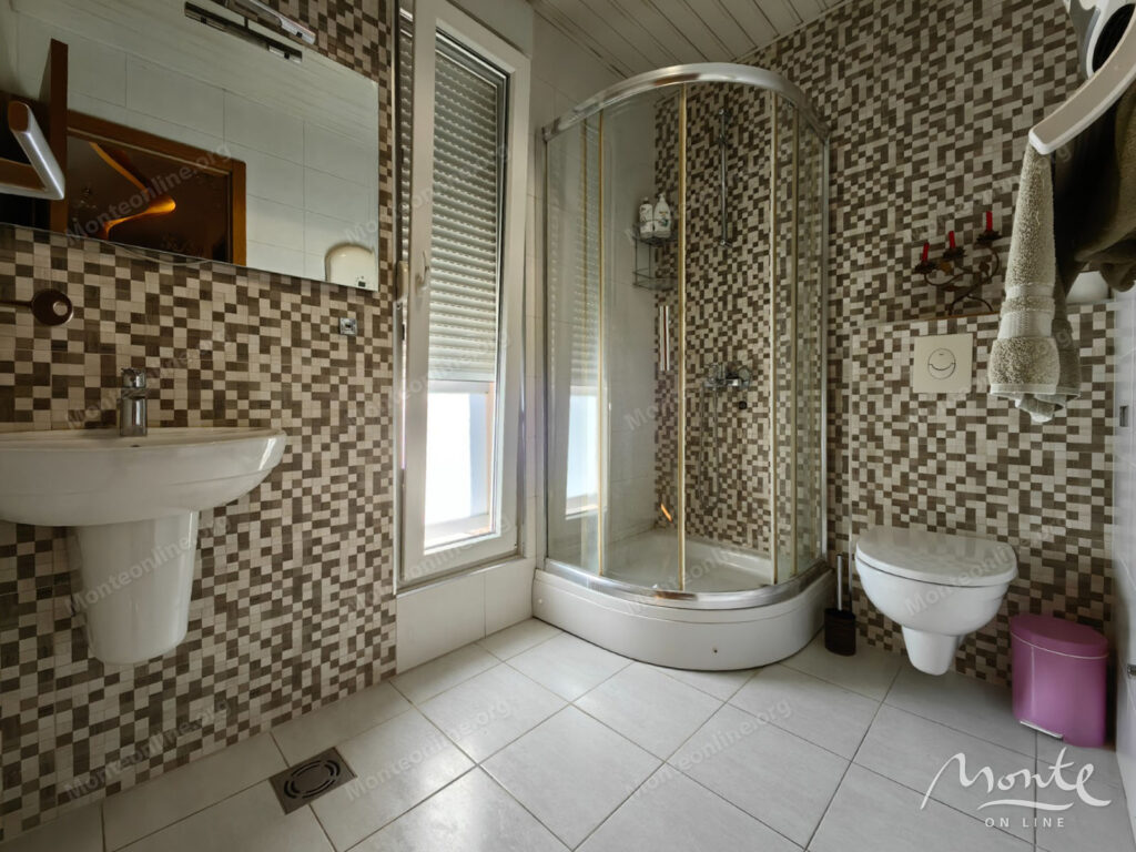 prostornaya meblirovannaya kvartira s 3 spalnyami v czentre podgoriczy 20