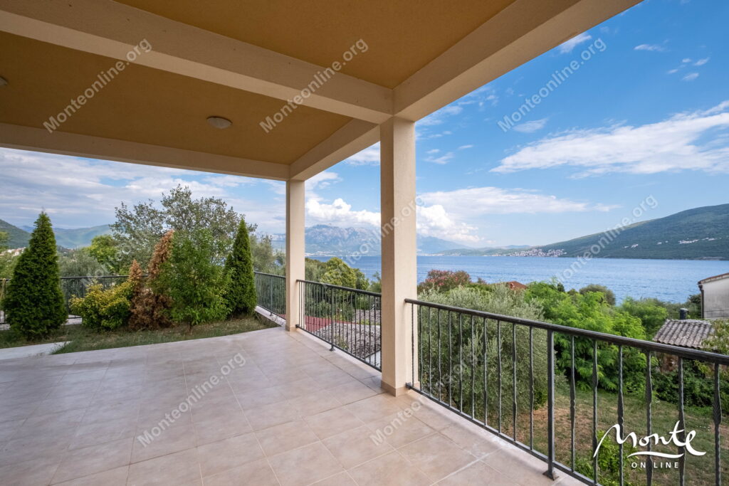 prostornyj dom s potryasayushhim panoramnym vidom v dzhenovichi 01