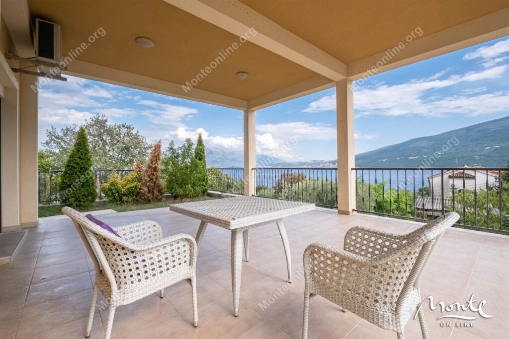 prostornyj dom s potryasayushhim panoramnym vidom v dzhenovichi 02