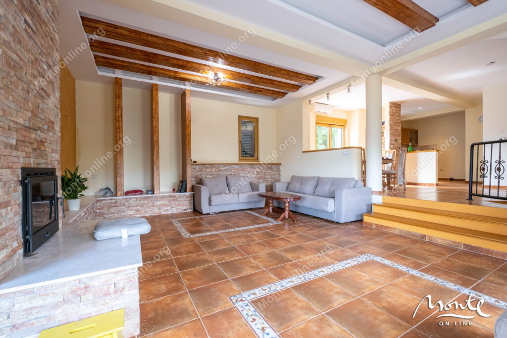 prostornyj dom s potryasayushhim panoramnym vidom v dzhenovichi 09