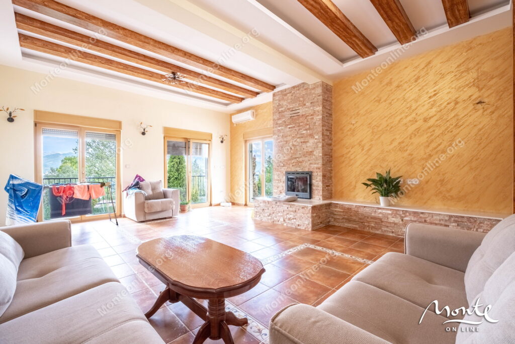 prostornyj dom s potryasayushhim panoramnym vidom v dzhenovichi 10