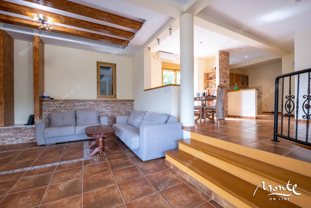 prostornyj dom s potryasayushhim panoramnym vidom v dzhenovichi 11