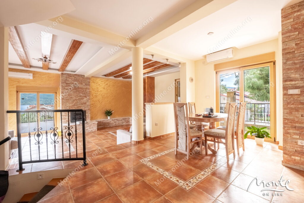 prostornyj dom s potryasayushhim panoramnym vidom v dzhenovichi 12