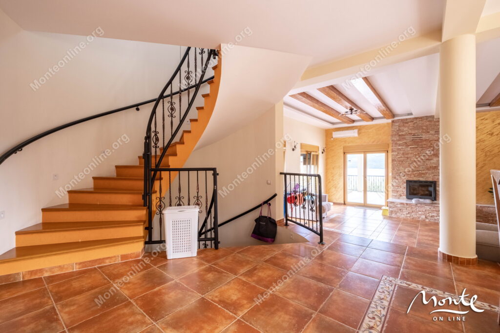 prostornyj dom s potryasayushhim panoramnym vidom v dzhenovichi 13