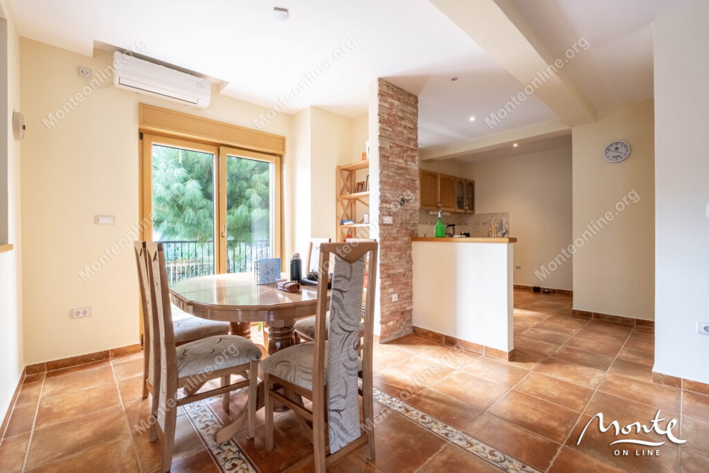 prostornyj dom s potryasayushhim panoramnym vidom v dzhenovichi 14