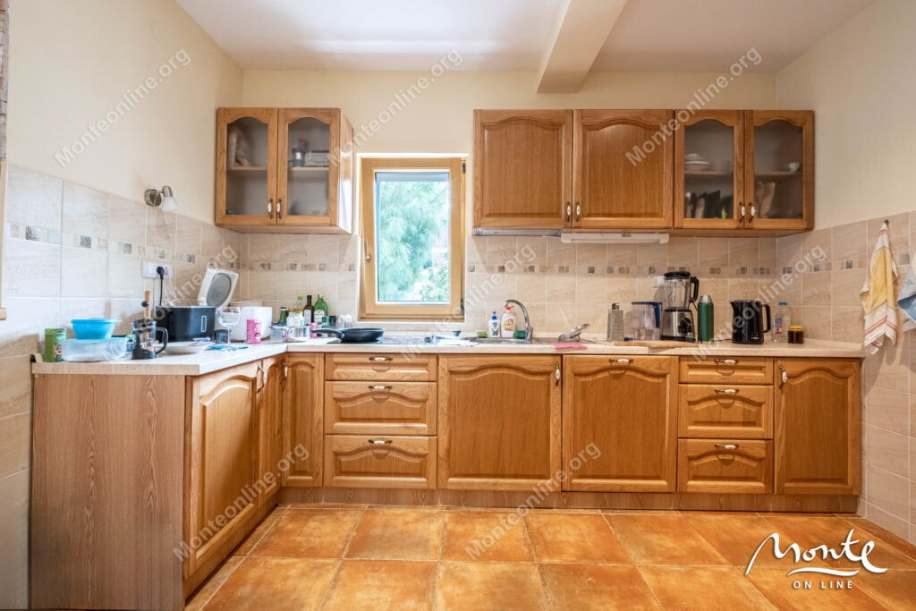 prostornyj dom s potryasayushhim panoramnym vidom v dzhenovichi 16