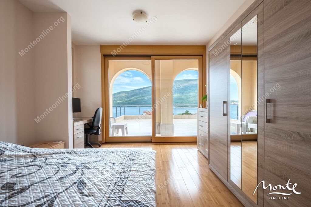 prostornyj dom s potryasayushhim panoramnym vidom v dzhenovichi 21