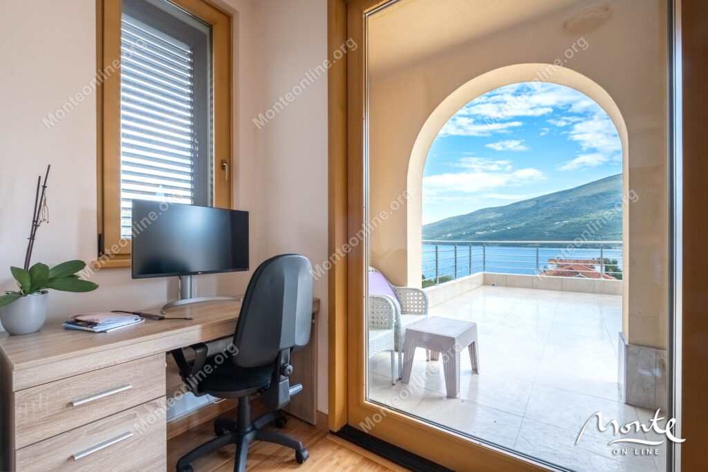 prostornyj dom s potryasayushhim panoramnym vidom v dzhenovichi 22