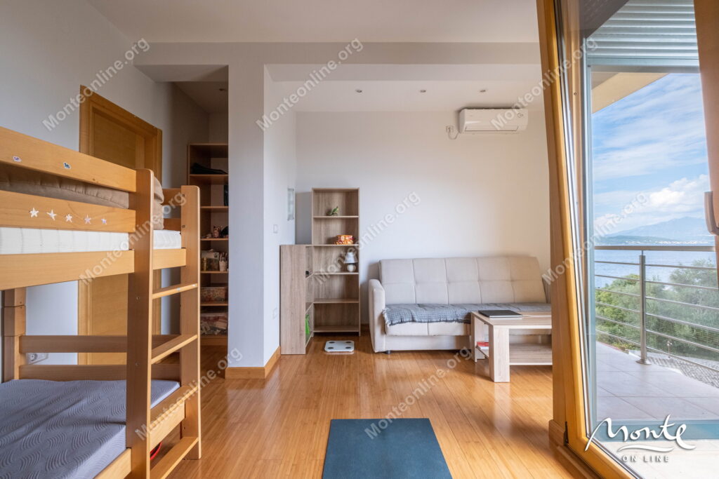 prostornyj dom s potryasayushhim panoramnym vidom v dzhenovichi 23