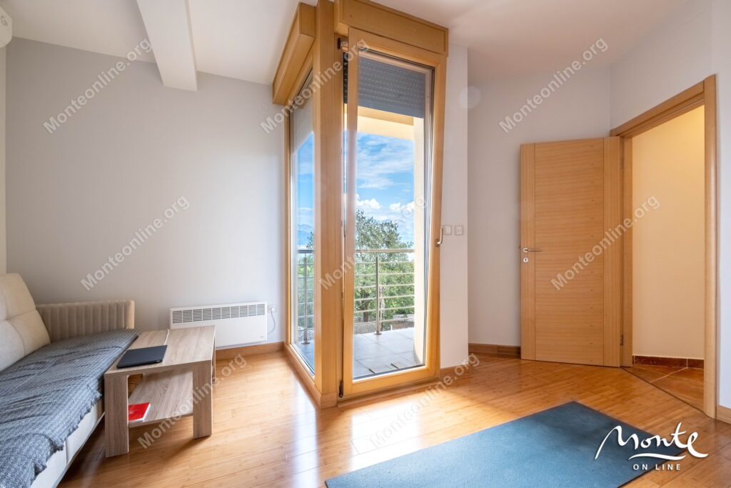 prostornyj dom s potryasayushhim panoramnym vidom v dzhenovichi 25