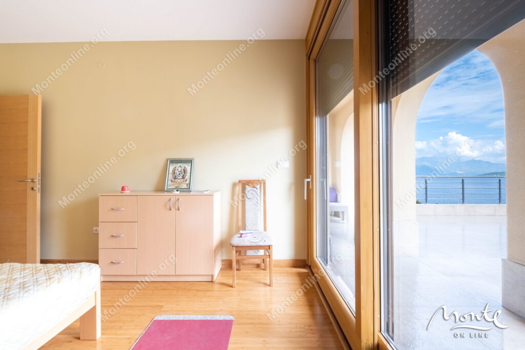 prostornyj dom s potryasayushhim panoramnym vidom v dzhenovichi 26