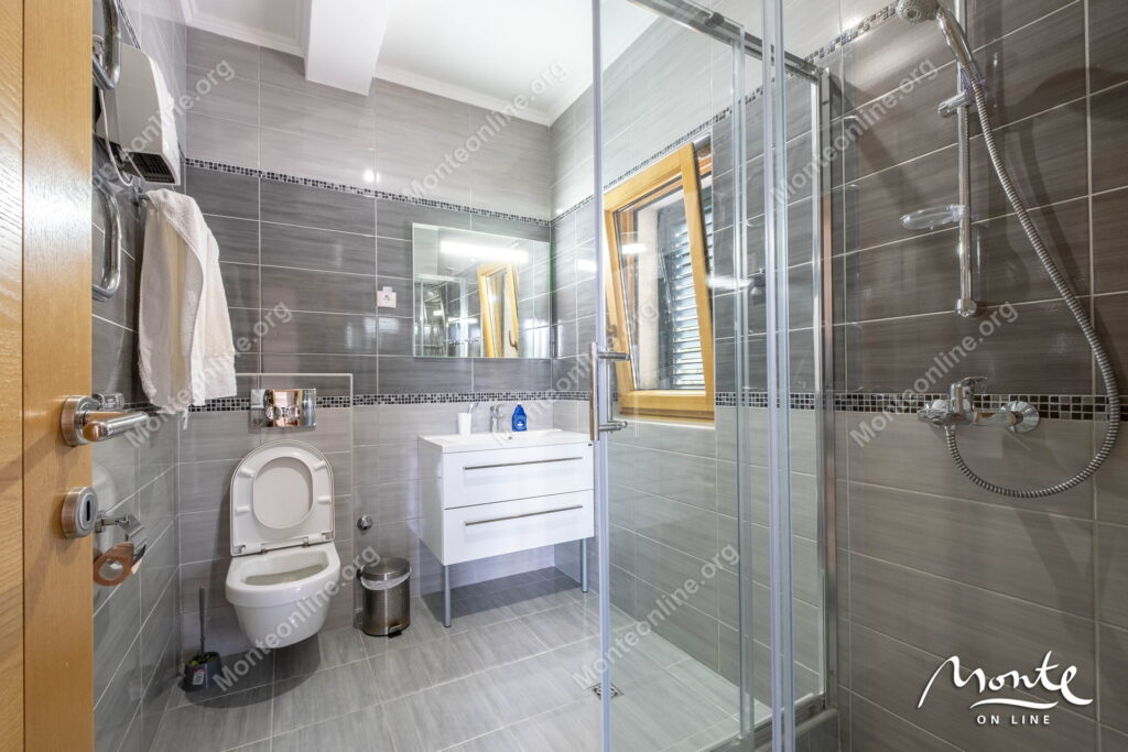 prostornyj dom s potryasayushhim panoramnym vidom v dzhenovichi 30