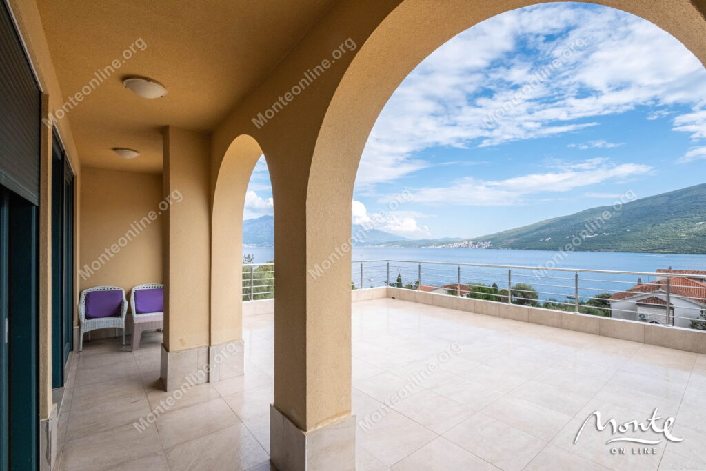 prostornyj dom s potryasayushhim panoramnym vidom v dzhenovichi 31