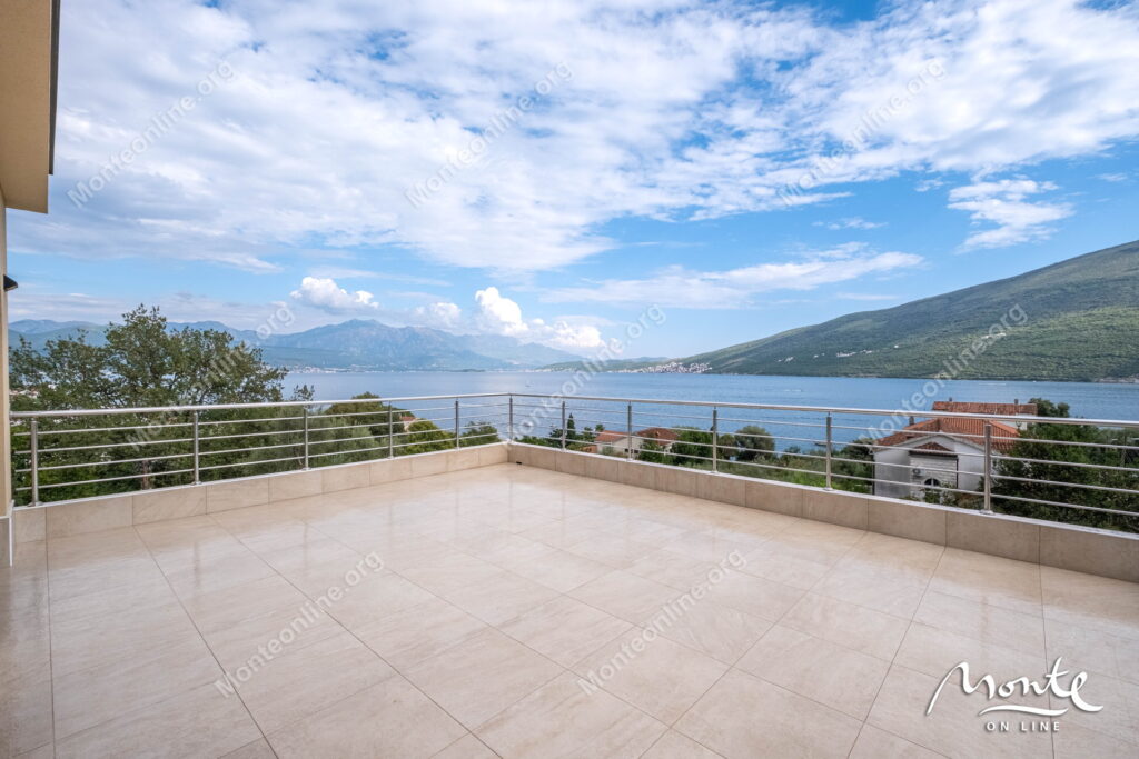 prostornyj dom s potryasayushhim panoramnym vidom v dzhenovichi 32