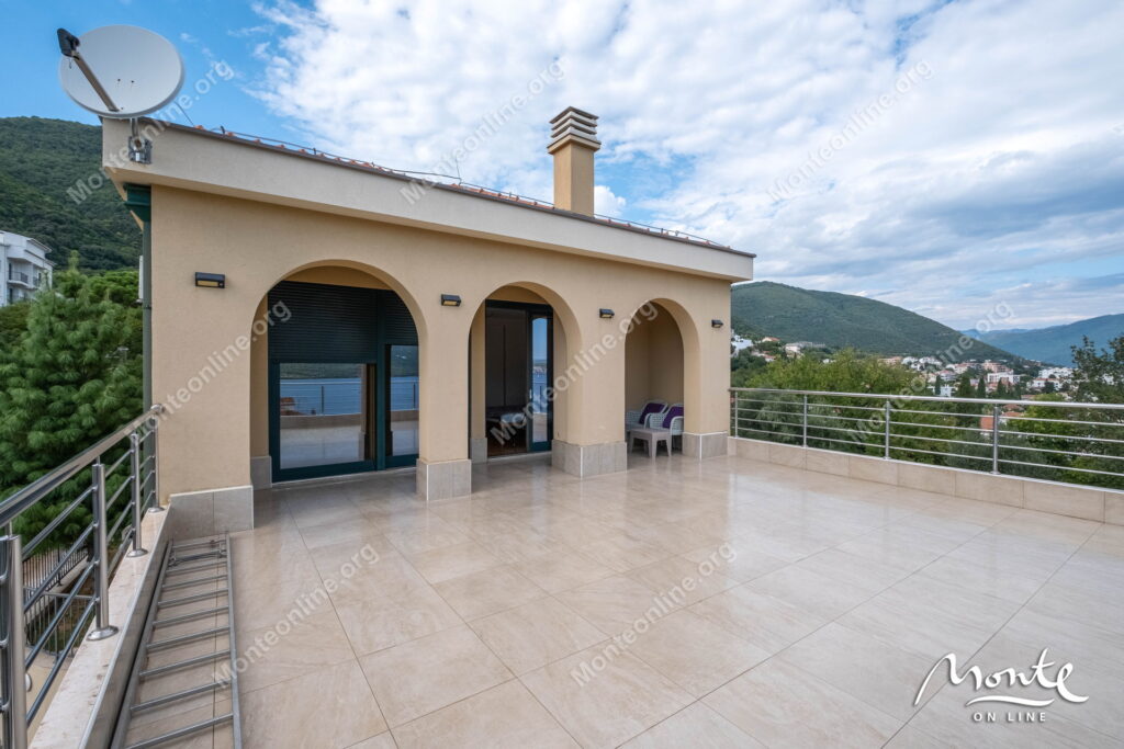 prostornyj dom s potryasayushhim panoramnym vidom v dzhenovichi 33