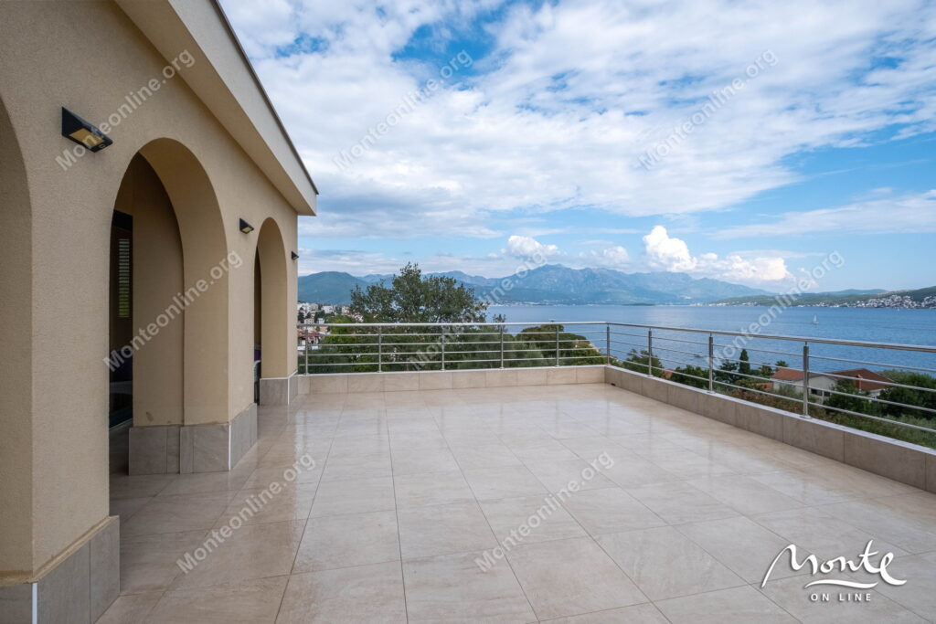 prostornyj dom s potryasayushhim panoramnym vidom v dzhenovichi 37