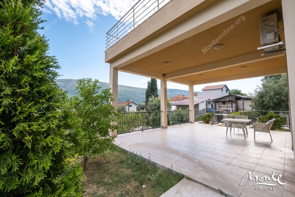 prostornyj dom s potryasayushhim panoramnym vidom v dzhenovichi 39