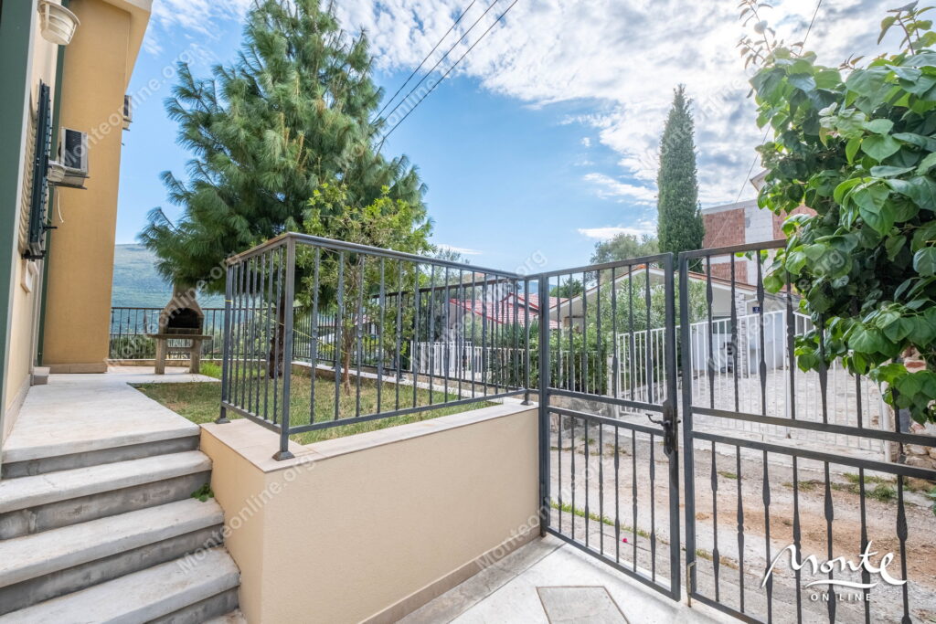 prostornyj dom s potryasayushhim panoramnym vidom v dzhenovichi 40