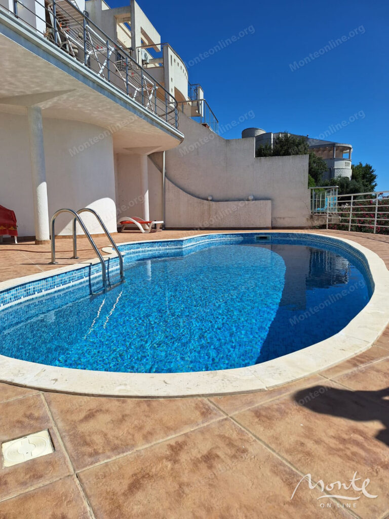 Prostrana kuća na tri nivoa sa bazenom i pogledom na more u Ulczynu 02