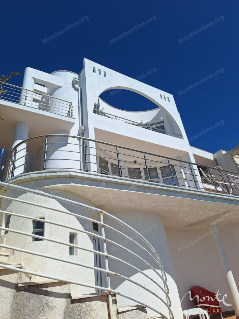 Prostrana kuća na tri nivoa sa bazenom i pogledom na more u Ulczynu 03