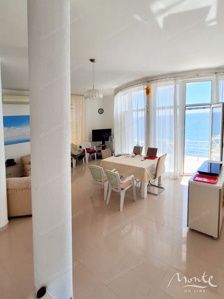 Prostrana kuća na tri nivoa sa bazenom i pogledom na more u Ulczynu 04