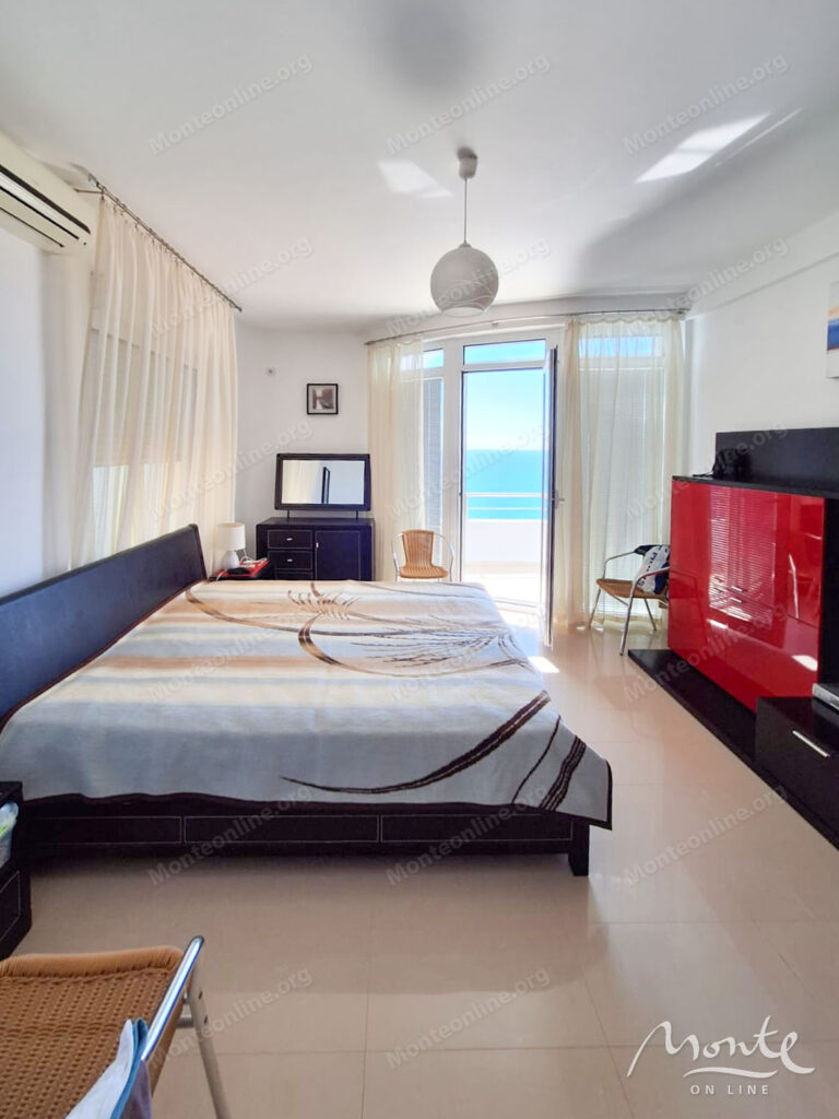 Prostrana kuća na tri nivoa sa bazenom i pogledom na more u Ulczynu 06