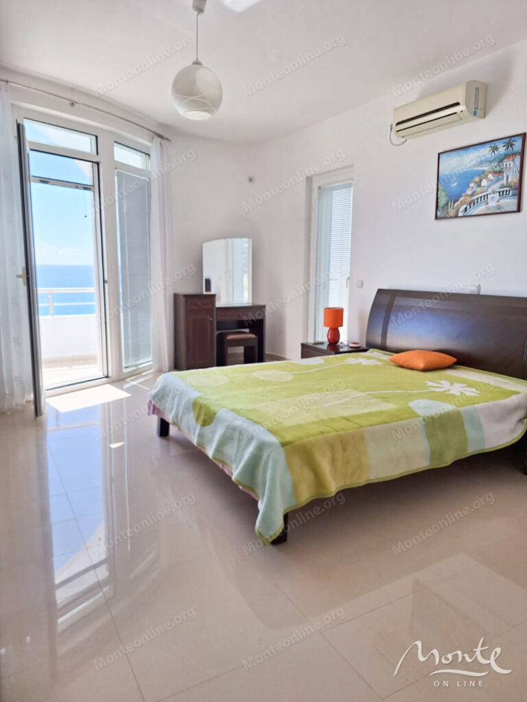 Prostrana kuća na tri nivoa sa bazenom i pogledom na more u Ulczynu 07