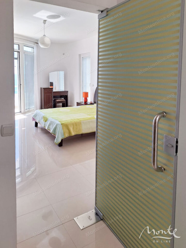 Prostrana kuća na tri nivoa sa bazenom i pogledom na more u Ulczynu 08