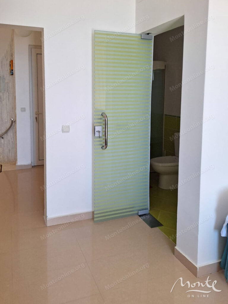 Prostrana kuća na tri nivoa sa bazenom i pogledom na more u Ulczynu 09