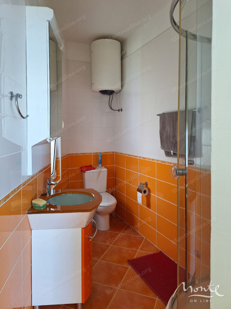 Prostrana kuća na tri nivoa sa bazenom i pogledom na more u Ulczynu 10