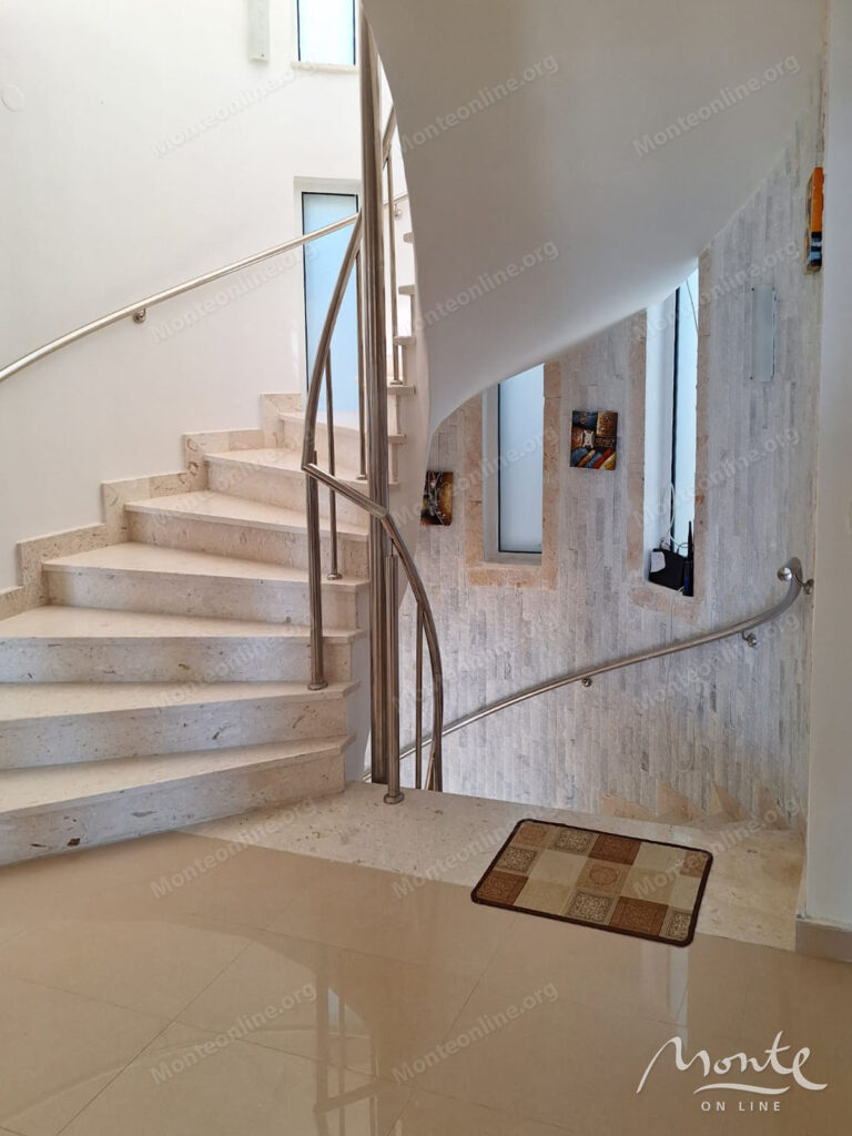 Prostrana kuća na tri nivoa sa bazenom i pogledom na more u Ulczynu 11