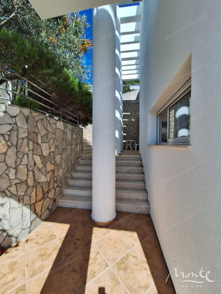 Prostrana kuća na tri nivoa sa bazenom i pogledom na more u Ulczynu 12