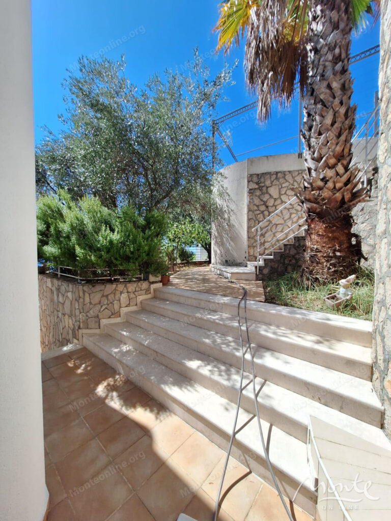 Prostrana kuća na tri nivoa sa bazenom i pogledom na more u Ulczynu 13