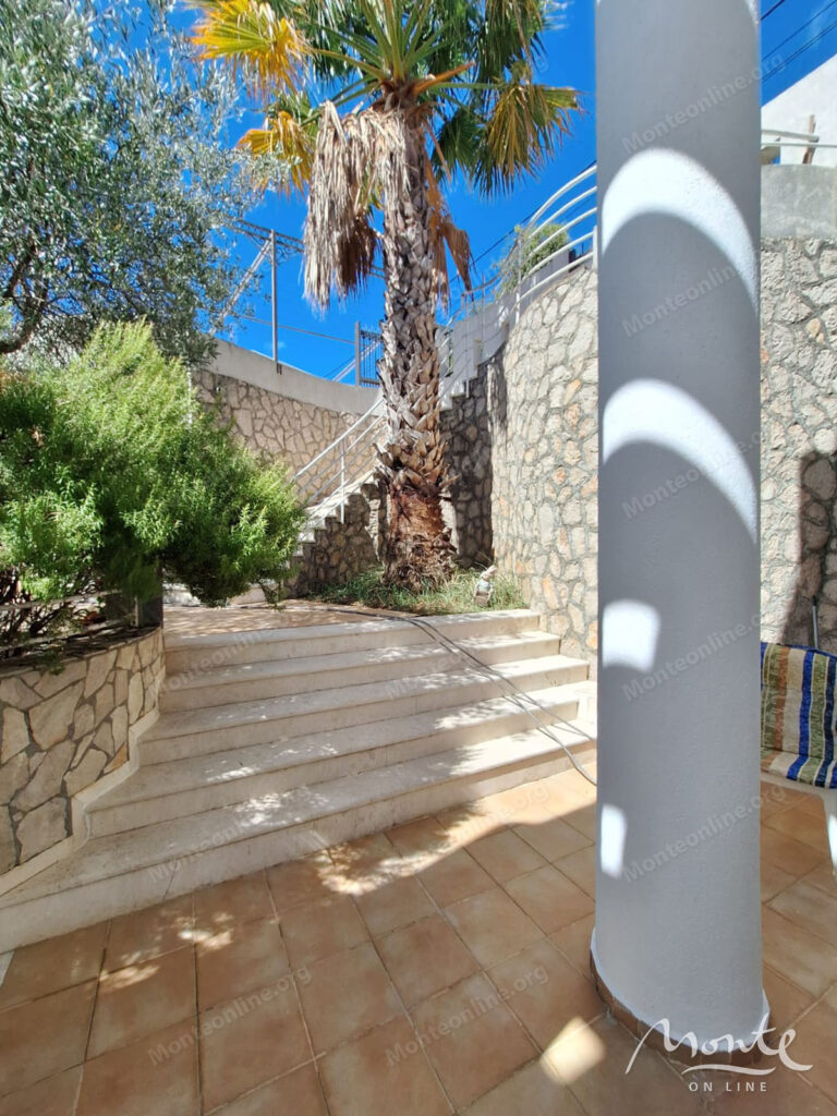 Prostrana kuća na tri nivoa sa bazenom i pogledom na more u Ulczynu 14