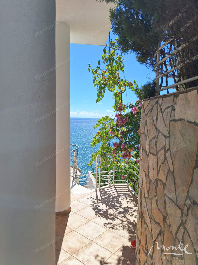 Prostrana kuća na tri nivoa sa bazenom i pogledom na more u Ulczynu 15