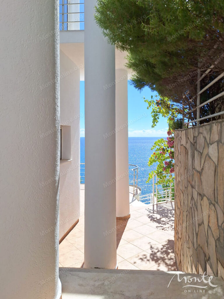 Prostrana kuća na tri nivoa sa bazenom i pogledom na more u Ulczynu 16