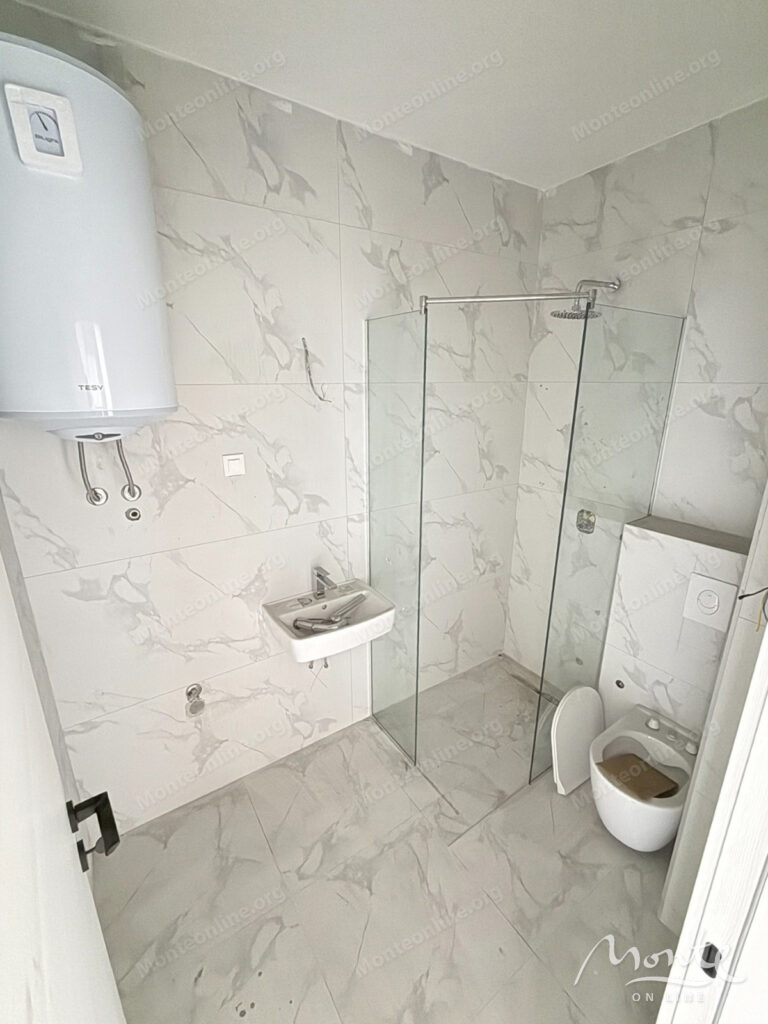 sovremennaya kvartira s 2 spalnyami i parkovkoj v novom zhilom komplekse podgoricza 07