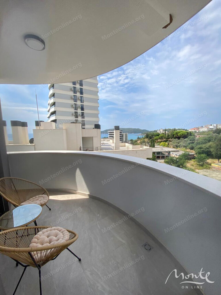 stilnaya kvartira s 1 spalnej v bechichi s vidom na more i parkovkoj 01