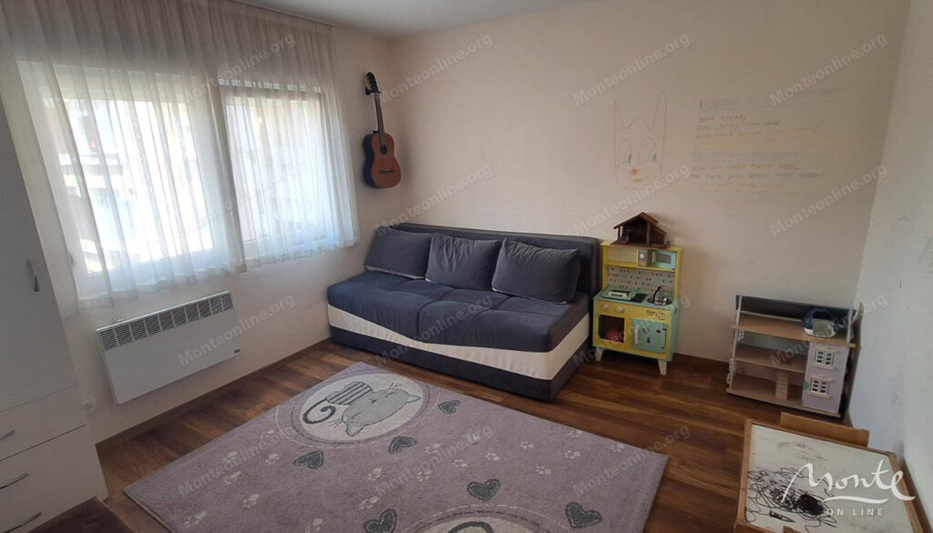 svetlaya kvartira dlya semi s 3 spalnyami v czentre podgoriczy 02