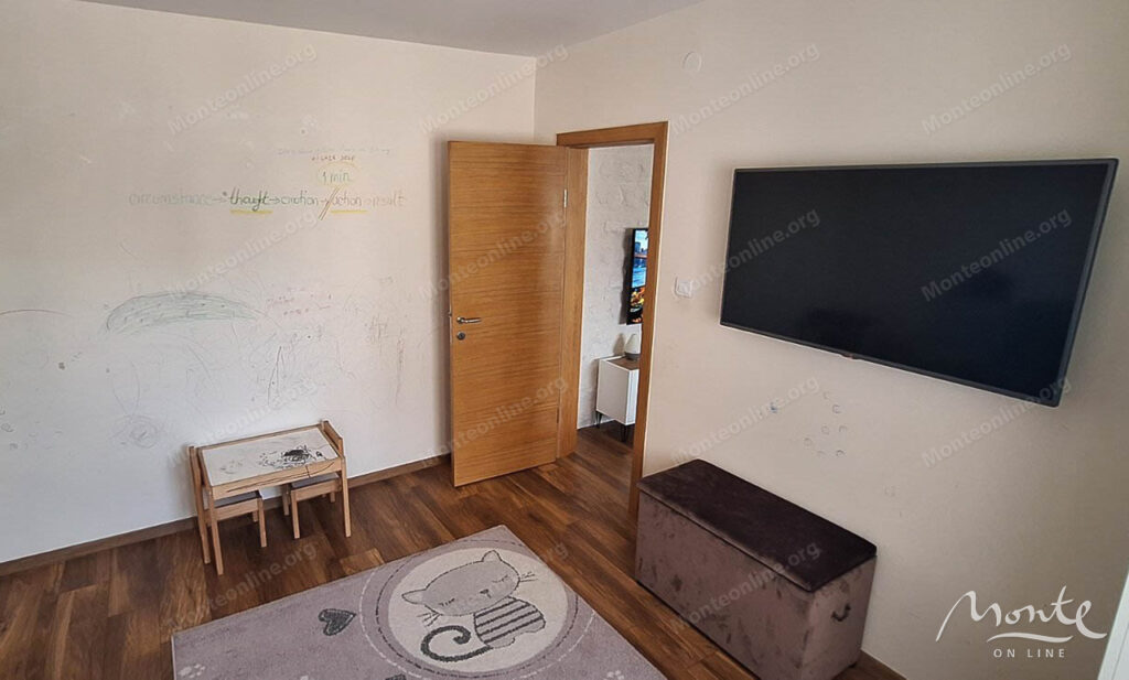 svetlaya kvartira dlya semi s 3 spalnyami v czentre podgoriczy 08